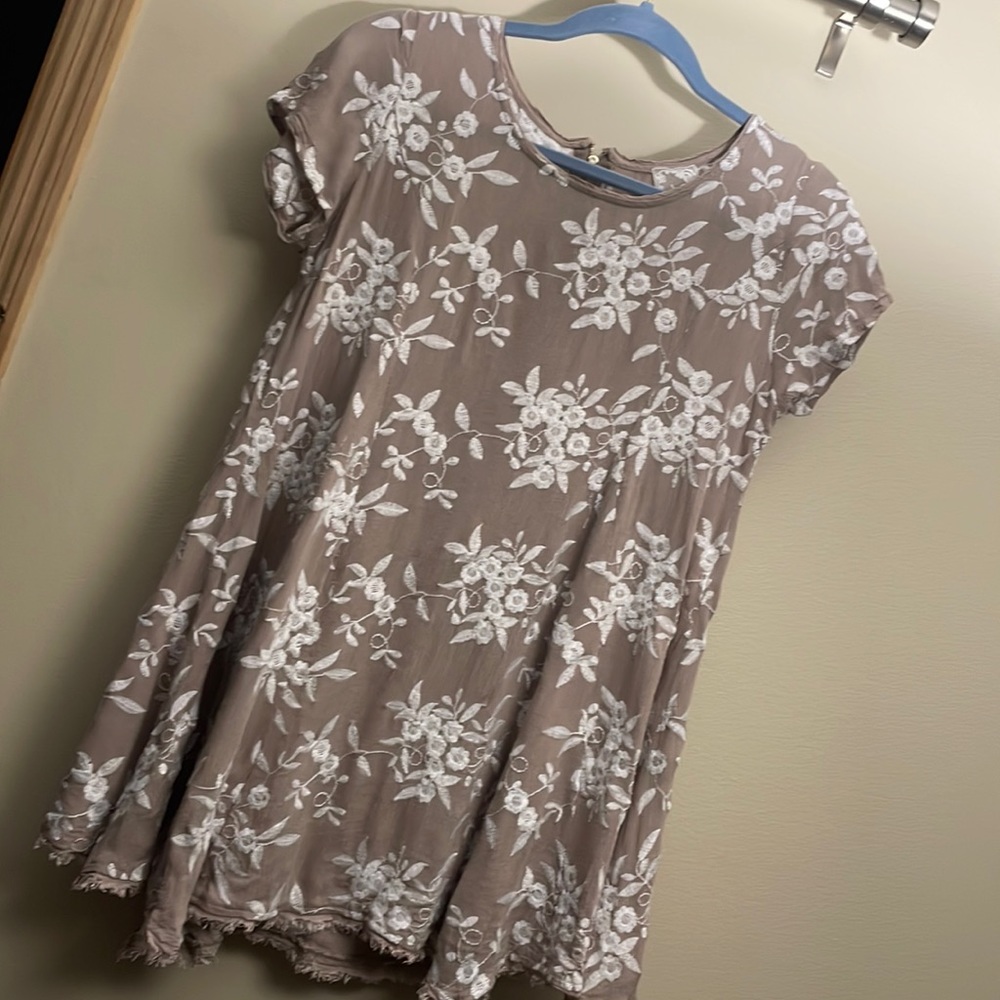 Small Sadie & Sage (Anthropologie) Beige and White Embroidered Top